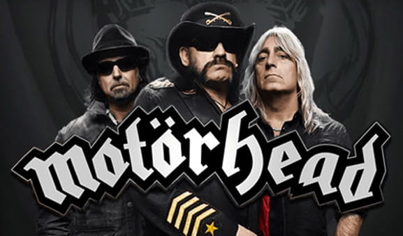 I Motorhead, con il logo della band in primo piano.