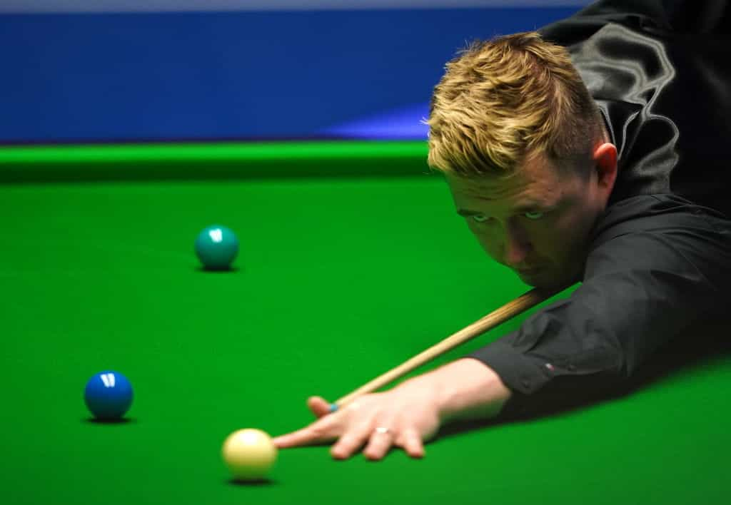 Snooker pro Kyren Wilson taking a shot.